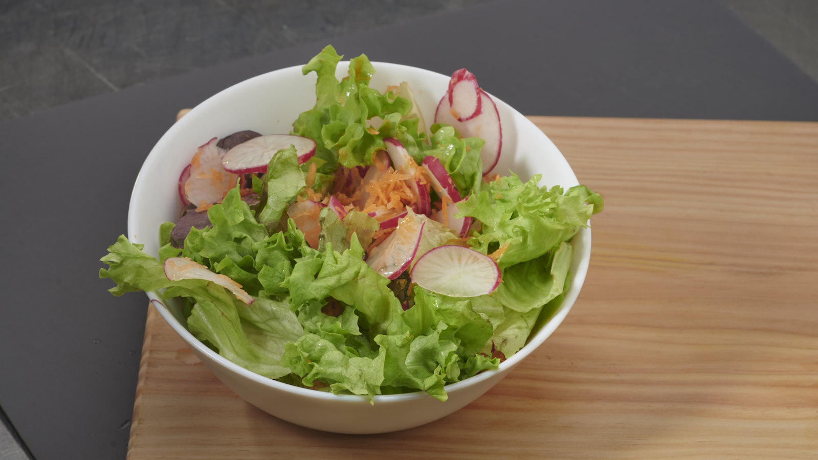 Blattsalat mit Radieschen und Zitronen-Olivenöl-Vinaigrette • Die ...