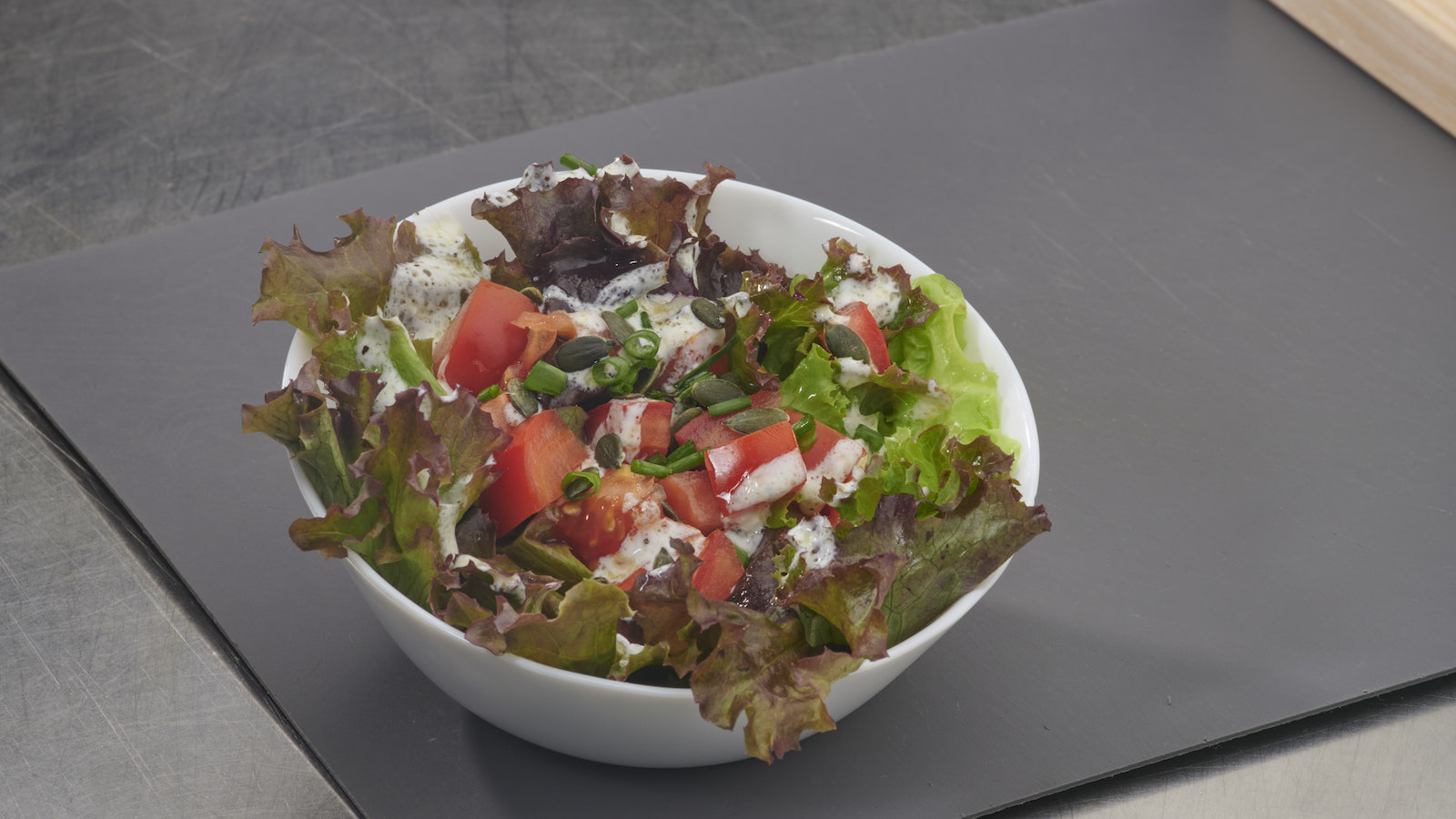 Blattsalat mit Tomate und Joghurtdressing • Die Küchenpartie mit peb