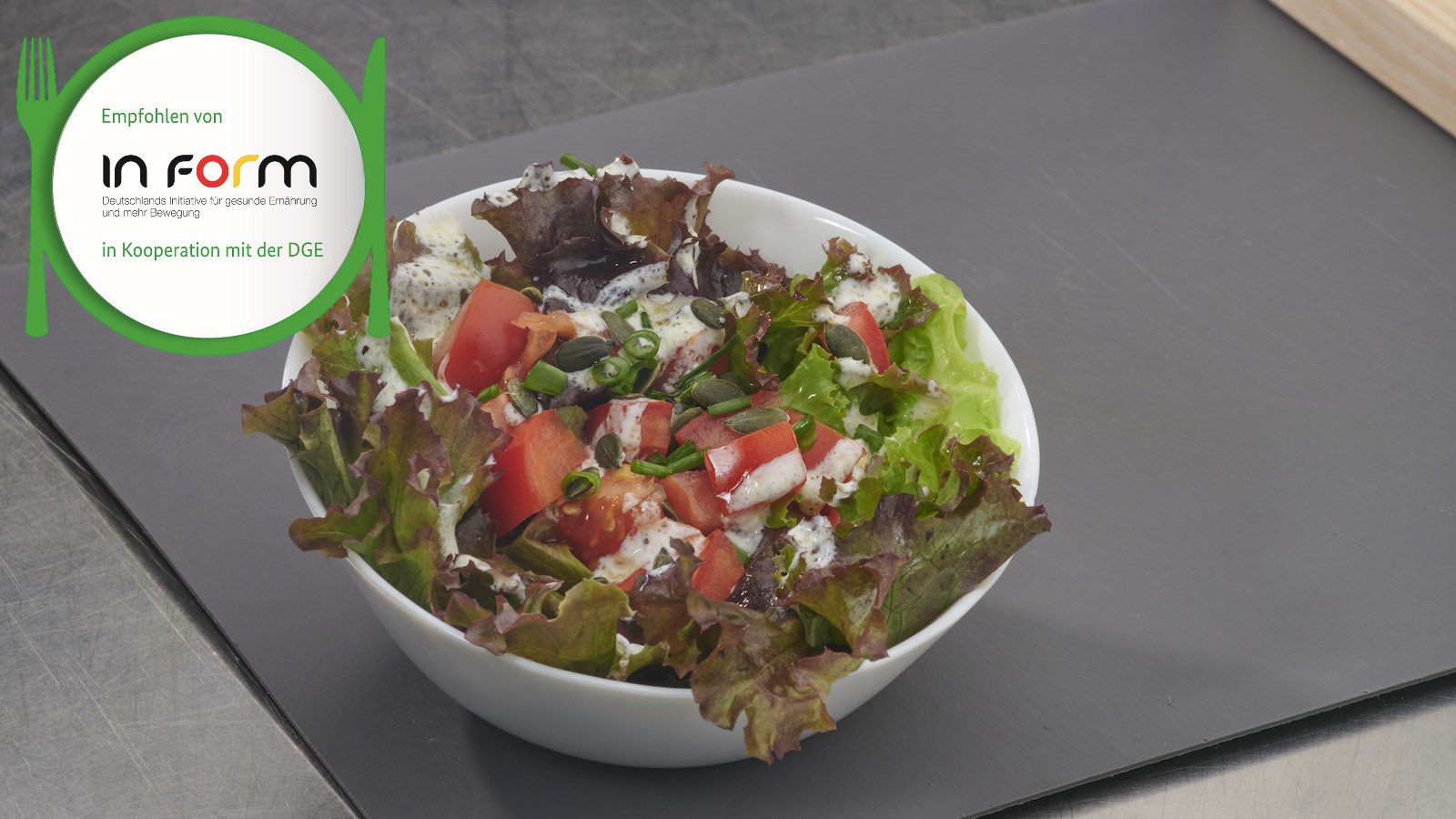 Blattsalat mit Tomate und Joghurtdressing • Die Küchenpartie mit peb