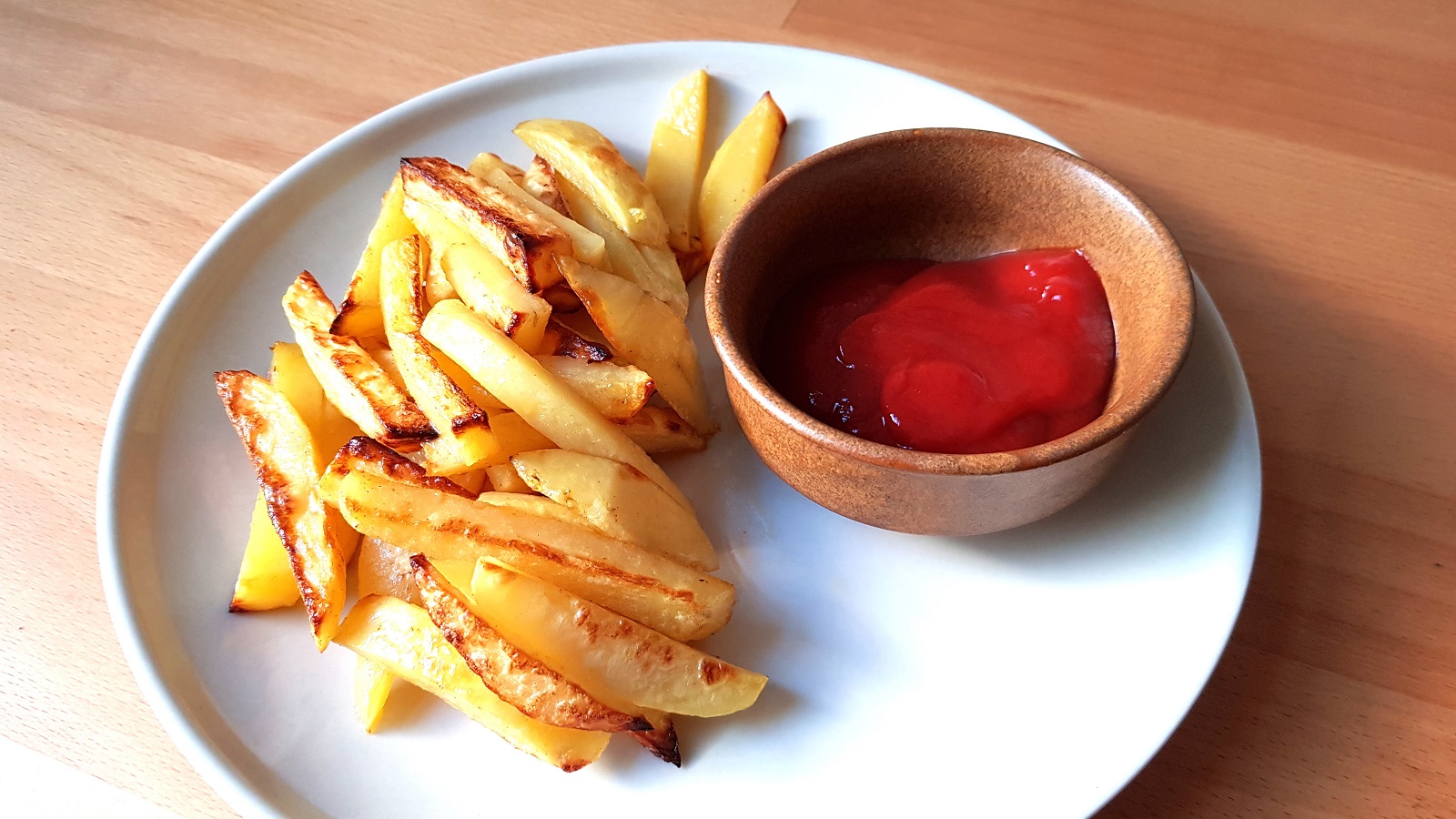 Pommes Frites mit Ketchup • Die Küchenpartie mit peb